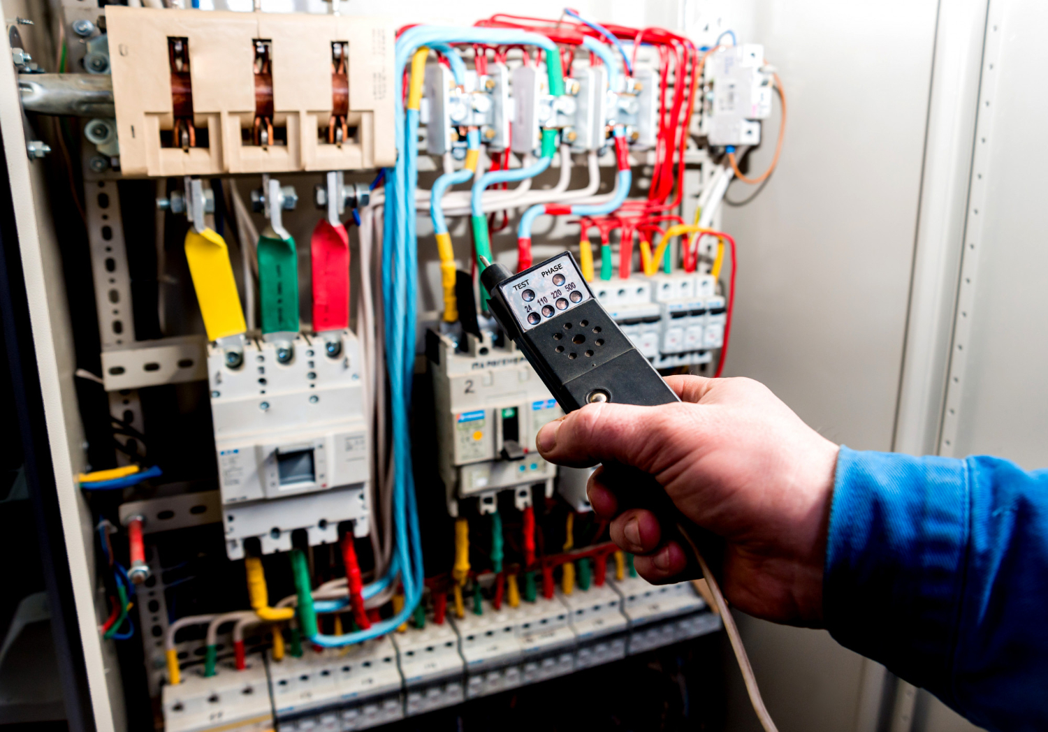 Montagem de painéis elétricos: promovendo segurança e eficiência